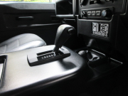 ランドローバー ディフェンダー 110SW 2.2Tdci XS 半革 新品モデューラーホイール＆A/Tタイヤ 7人乗り 後期最終PUMAモデル  AT換装済 Nox/Pm適合 3ナンバー 新品LEDヘッドライト＆レンズKIT フルカーペット施工 アルカンターラルーフライナー 新品ナルディステア 前後マッドフラップ XSサイドランナー 背面タイヤ 並行輸入車 右ハンドル 記録簿付の中古車