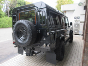 ランドローバー ディフェンダー 110SW 2.2Tdci XS 半革 新品モデューラーホイール＆A/Tタイヤ 7人乗り 後期最終PUMAモデル  AT換装済 Nox/Pm適合 3ナンバー 新品LEDヘッドライト＆レンズKIT フルカーペット施工 アルカンターラルーフライナー 新品ナルディステア 前後マッドフラップ XSサイドランナー 背面タイヤ 並行輸入車 右ハンドル 記録簿付の中古車