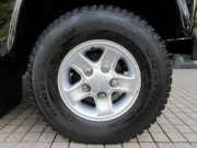 ランドローバー ディフェンダー 90SW 2.2Tdci XS 本革 純正Boostホイール 4人乗り AT換装済 Nox/Pm適合 3ナンバー プレミアムシート アルカンターラルーフライニング ランプガード クリアレンズ 前後マッドフラップ XSサイドランナー 背面タイヤ 並行輸入車 右ハンドル 記録簿付の中古車
