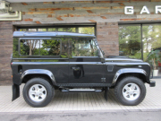 ランドローバー ディフェンダー 90SW 2.2Tdci XS 本革 純正Boostホイール 4人乗り AT換装済 Nox/Pm適合 3ナンバー プレミアムシート アルカンターラルーフライニング ランプガード クリアレンズ 前後マッドフラップ XSサイドランナー 背面タイヤ 並行輸入車 右ハンドル 記録簿付の中古車