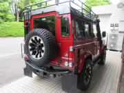ランドローバー ディフェンダー 90SW 2.2TdciXS 半革 新品18インチSawtoothホイール 新品タイヤ 4人乗り AT換装済 Nox/Pm適合 EXPEDITIONルーフラック＆リアラダー 新品LEDヘッドライト LEDクリアNASランプ Aガード ランプガード チェッカープレート リアNASステップ 前後マッドフラップ XSサイドランナー 背面タイヤ 並行輸入車 右ハンドル 記録簿付の中古車
