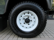 ランドローバー ディフェンダー 110SW 2.2Tdci 稀少サンルーフ Wolfホワイトスチールホイール 5人乗り AT換装済 Nox/Pm適合 3ナンバー ホワイトコントラストルーフ 新品Heritageフロントグリル ヘッドライトサラウンドパネル左右ボディ同色 シュノーケルKIT 前後マッドフラップ サイドランナー 背面タイヤ 並行輸入車 右ハンドル 記録簿付の中古車