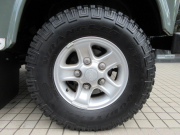 ランドローバー ディフェンダー 90SW 2.2Tdci XS 半革 純正Boostホイール 4人乗り AT換装済 Nox/Pm適合 3ナンバー クリアレンズ 前後ランプガード  チェッカープレート アルカンターラルーフライニング  コンビニエンスパック  前後マッドフラップ  XSサイドランナー 背面タイヤ 並行輸入車 右ハンドル 記録簿付の中古車