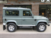 ランドローバー ディフェンダー 90SW 2.2Tdci XS 半革 純正Boostホイール 4人乗り AT換装済 Nox/Pm適合 3ナンバー クリアレンズ 前後ランプガード  チェッカープレート アルカンターラルーフライニング  コンビニエンスパック  前後マッドフラップ  XSサイドランナー 背面タイヤ 並行輸入車 右ハンドル 記録簿付の中古車