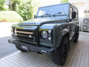 ランドローバー ディフェンダー 90SW 2.2Tdci XS 半革 SR 【UrbanTrack】カスタム車両 4人乗り 後期最終PUMAモデル AT換装済 Nox/Pm適合 3ナンバー UrbanブラックAW BFGタイヤ グロスブラックグリルキット ブラックアンダーガード LEDヘッドライト LEDランプキット  リアNASステップ MOMOステア エボニーヘッドライナー他 並行輸入車 右ハンドル 記録簿付の中古車