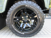 ランドローバー ディフェンダー 90SW 2.2Tdci XS 半革 SR 【UrbanTrack】カスタム車両 4人乗り 後期最終PUMAモデル AT換装済 Nox/Pm適合 3ナンバー UrbanブラックAW BFGタイヤ グロスブラックグリルキット ブラックアンダーガード LEDヘッドライト LEDランプキット  リアNASステップ MOMOステア エボニーヘッドライナー他 並行輸入車 右ハンドル 記録簿付の中古車