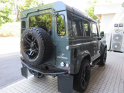 ランドローバー ディフェンダー 90SW 2.2Tdci XS 半革 SR 【UrbanTrack】カスタム車両 4人乗り 後期最終PUMAモデル AT換装済 Nox/Pm適合 3ナンバー UrbanブラックAW BFGタイヤ グロスブラックグリルキット ブラックアンダーガード LEDヘッドライト LEDランプキット  リアNASステップ MOMOステア エボニーヘッドライナー他 並行輸入車 右ハンドル 記録簿付の中古車