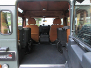 ランドローバー ディフェンダー 90SW 2.2Tdci ヘリテイジスタイル 本革張替 WolfStyle同色スチールホイール M/Tタイヤ 4人乗り AT換装済 Nox/Pm適合 3ナンバー ヘリテイジグリル ホワイトルーフ クリアレンズ フルカーペット施工 アルカンターラヘッドライナー フォールディングステップ 白ロゴマッドフラップ 背面タイヤ 並行輸入車 右ハンドル 記録簿付の中古車