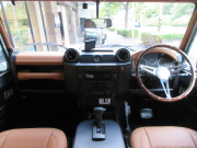 ランドローバー ディフェンダー 90SW 2.2Tdci ヘリテイジスタイル 本革張替 WolfStyle同色スチールホイール M/Tタイヤ 4人乗り AT換装済 Nox/Pm適合 3ナンバー ヘリテイジグリル ホワイトルーフ クリアレンズ フルカーペット施工 アルカンターラヘッドライナー フォールディングステップ 白ロゴマッドフラップ 背面タイヤ 並行輸入車 右ハンドル 記録簿付の中古車