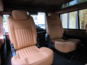 ランドローバー ディフェンダー 90SW 2.2Tdci ヘリテイジスタイル 本革張替 WolfStyle同色スチールホイール M/Tタイヤ 4人乗り AT換装済 Nox/Pm適合 3ナンバー ヘリテイジグリル ホワイトルーフ クリアレンズ フルカーペット施工 アルカンターラヘッドライナー フォールディングステップ 白ロゴマッドフラップ 背面タイヤ 並行輸入車 右ハンドル 記録簿付の中古車