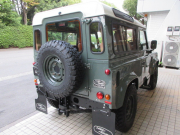 ランドローバー ディフェンダー 90SW 2.2Tdci ヘリテイジスタイル 本革張替 WolfStyle同色スチールホイール M/Tタイヤ 4人乗り AT換装済 Nox/Pm適合 3ナンバー ヘリテイジグリル ホワイトルーフ クリアレンズ フルカーペット施工 アルカンターラヘッドライナー フォールディングステップ 白ロゴマッドフラップ 背面タイヤ 並行輸入車 右ハンドル 記録簿付の中古車