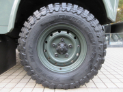 ランドローバー ディフェンダー 90SW 2.2Tdci ヘリテイジスタイル 本革張替 WolfStyle同色スチールホイール M/Tタイヤ 4人乗り AT換装済 Nox/Pm適合 3ナンバー ヘリテイジグリル ホワイトルーフ クリアレンズ フルカーペット施工 アルカンターラヘッドライナー フォールディングステップ 白ロゴマッドフラップ 背面タイヤ 並行輸入車 右ハンドル 記録簿付の中古車