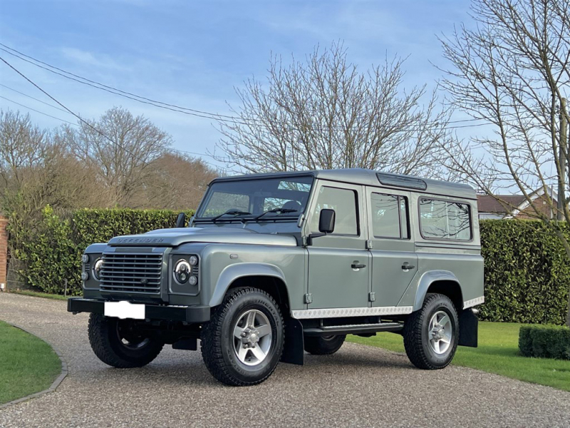 ランドローバーディフェンダー110SW 2.2Tdci XS 半革 純正デュアルフィニッシュAW 7人乗り Nox/Pm適合 3ナンバー 2DINパネル LEDヘパネルッドライト チェッカープレート XSサイドランナー 前後マッドフラップ 背面タイヤ 並行輸入車 右ハンドル 記録簿付