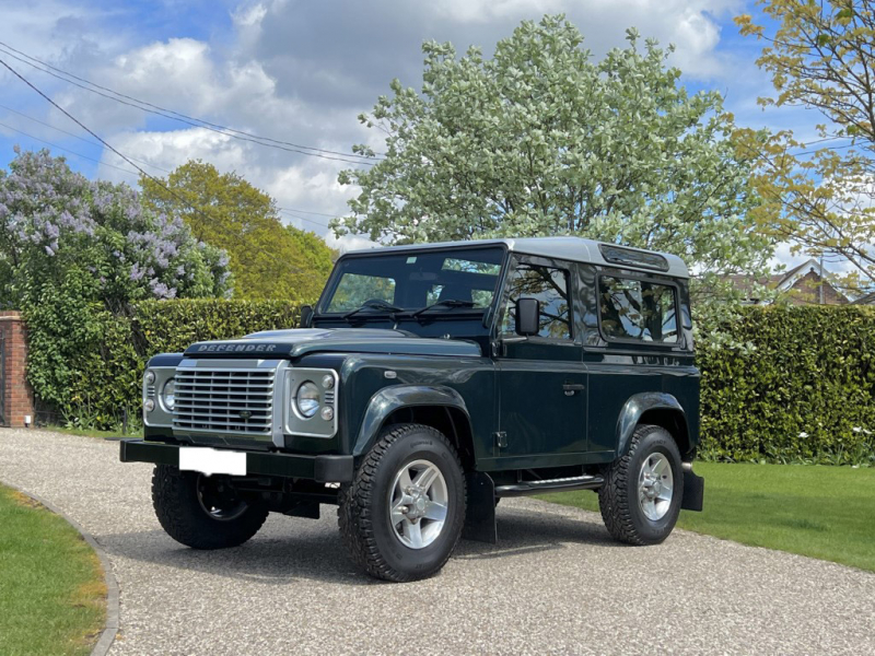 ランドローバーディフェンダー90SW 2.2Tdci XS 半革 デュアルフィニッシュAW 4人乗り Nox/Pm適合 3ナンバー シルバーパック  アルカンターラルーフライニング クリアレンズ リアNASランプ 前後マッドフラップ XSサイドランナー 背面タイヤ 並行輸入車 右ハンドル 記録簿付