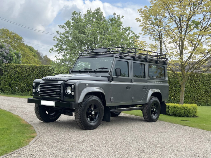ランドローバーディフェンダー110SW 2.2Tdci XS 本革 デュアルフィニッシュブラックAW 7人乗り Nox/Pm適合 3ナンバー Expeditionルーフラック プレミアムレザーシート アルカンターラルーフライニング クリアレンズ 前後マッドフラップ XS サイドランナー 背面タイヤ 並行輸入車 右ハンドル 記録簿付