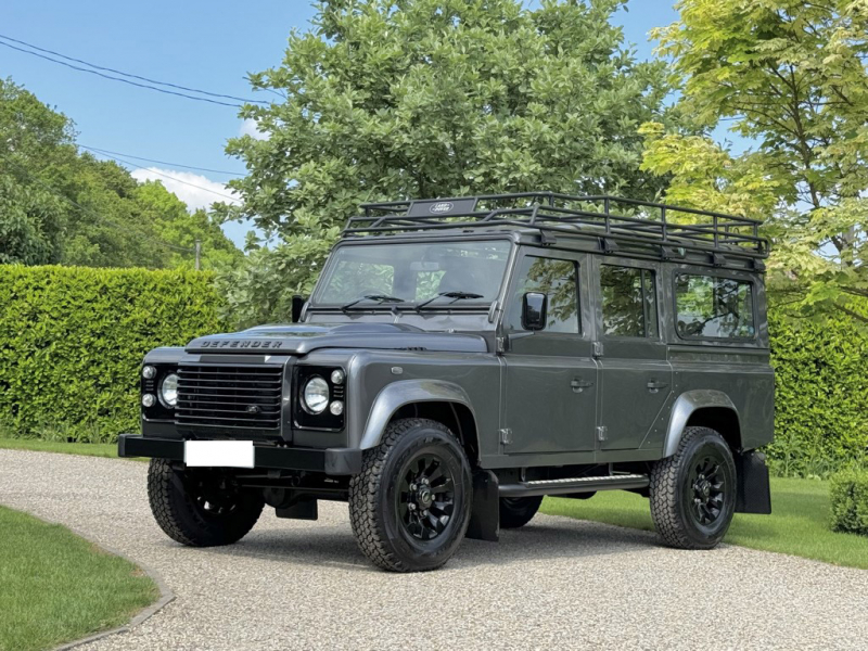 ランドローバーディフェンダー110SW 2.2Tdci XS 半革 ブラックSawtoothホイール 7人乗り Nox/Pm適合 3ナンバー Expeditionルーフラック クリアレンズ 前後マッドフラップ XSサイドランナー 背面タイヤ 並行輸入車 右ハンドル 記録簿付