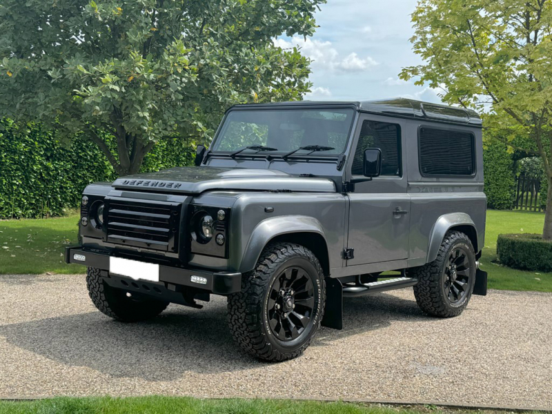 ランドローバーディフェンダー90SW 2.2Tdci XS 本革 SawtoothブラックAW 4人乗り Nox/Pm適合 3ナンバー ブラックコントラストルーフ プレミアムレザーシート アルカンターラヘッドライニング LEDヘッドライト LEDランプ アンダーガード  MOMOステアリング 2DINパネル XSサイドランナー 前後マッドフラップ 背面タイヤ 並行輸入車 右ハンドル 記録簿付