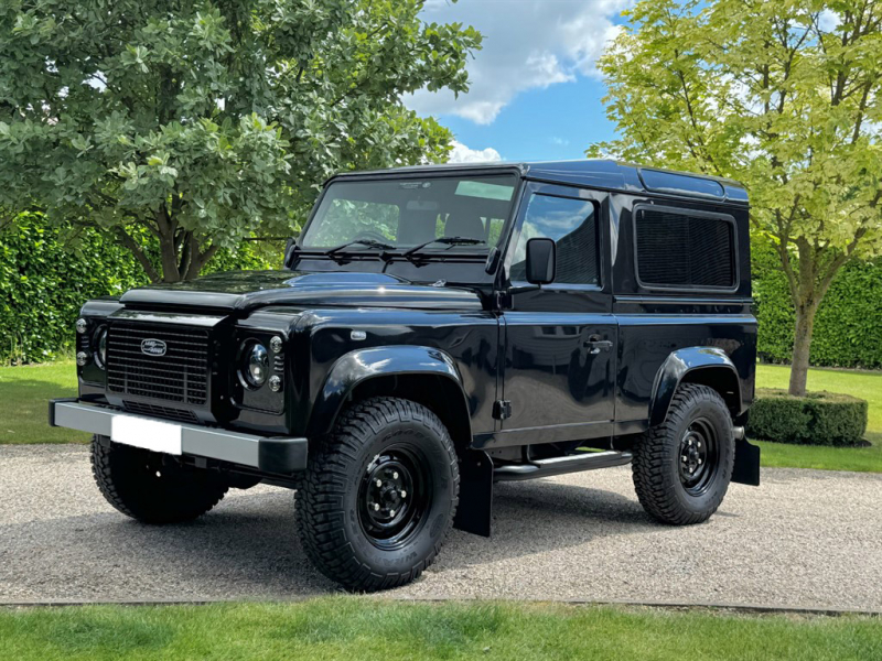 ランドローバーディフェンダー90SW 2.2Tdci XS 本革 Wolf Style同色ホイール 4人乗り Nox/Pm適合 3ナンバー ヘリテイジバンパー＆グリル フルートデザインレザーシート アルカンターラルーフライニング フルカーペットインテリア LEDヘッドライト LEDランプ XSサイドランナー 前後マッドフラップ 背面タイヤ 並行輸入車 右ハンドル 記録簿付
