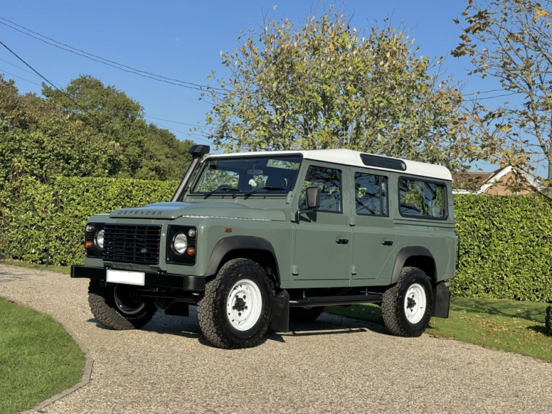 ランドローバーディフェンダー110SW 2.2Tdci 稀少SR付 ホワイトスチールホイール 5人乗り AT換装済 Nox/Pm適合 3ナンバー ホワイトルーフ  シュノーケル コールドクライメイトパック 前後マッドフラップ サイドランナー 背面タイヤ 並行輸入車 右ハンドル 記録簿付