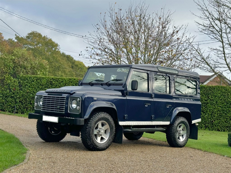 ランドローバーディフェンダー110SW 2.2Tdci XS 半革 デュアルフィニッシュAW 7人乗り Nox/Pm適合 実走行僅か5,200km フルカーペット施工 クリアレンズ 前後マッドフラップ XSサイドランナー 背面タイヤ 並行輸入車 右ハンドル 記録簿付