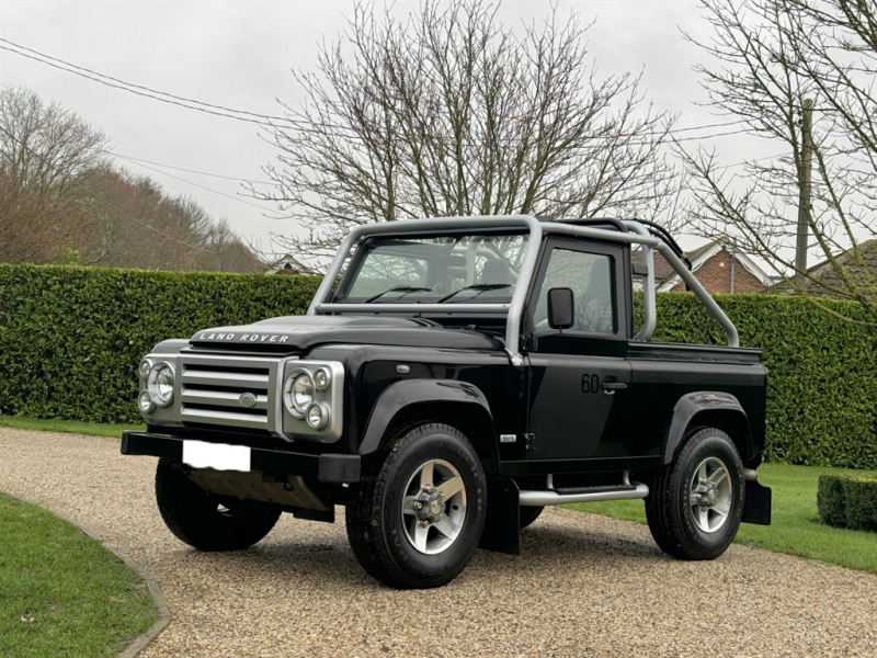 ランドローバーディフェンダー90 SOFTTOP 2.4Tdci SVX 60周年記念 特別限定車 専用レカロシート 専用AW 2人乗り Nox/Pm適合 Heavy Dutyフレーム クリアレンズ  前後マッドフラップ SVXランナー 背面タイヤ 並行輸入車 右ハンドル 記録簿付