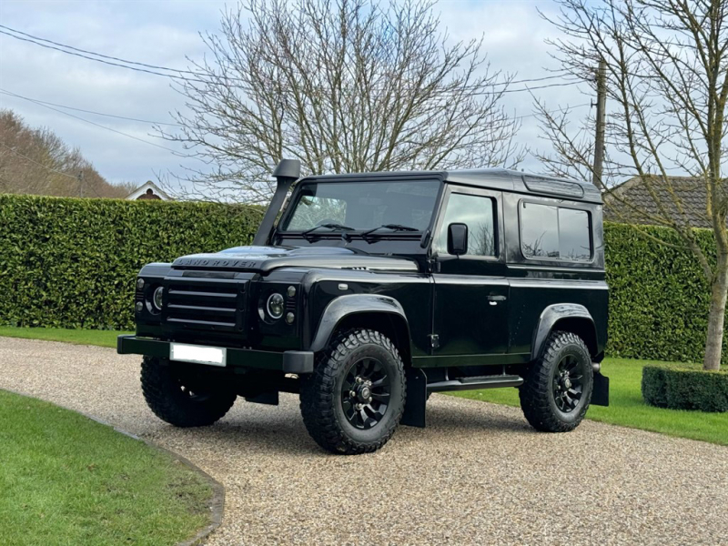 ランドローバーディフェンダー90SW 2.2Tdci XS 半革 SawtoothブラックAW 4人乗り Nox/Pm適合 3ナンバー シュノーケルKit フルカーペット施工  LEDヘッドライト スモークLEDレンズ 社外グリル 前後マッドフラップ サイドランナー 背面タイヤ 並行輸入車 右ハンドル 記録簿付