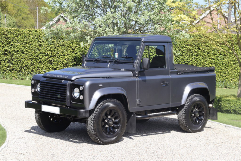 ランドローバーディフェンダー90 PICKUP 2.2Tdci Sawtoothブラックホイール 2人乗り Nox/Pm適合 クリアレンズ トノカバー 前後マッドフラップ XSサイドランナー 並行輸入車 右ハンドル 記録簿付