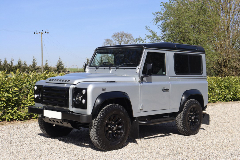 ランドローバーディフェンダー90SW 2.4Tdci XS 半革 SawtoothブラックAW  社外ブラックFグリル＆ヘッドライトサラウンド  LEDヘッドライト LEDレンズKIT フロントアンダーガード 前後マッドフラップ サイドランナー 背面タイヤ 2オーナー 並行輸入車 右ハンドル 記録簿付