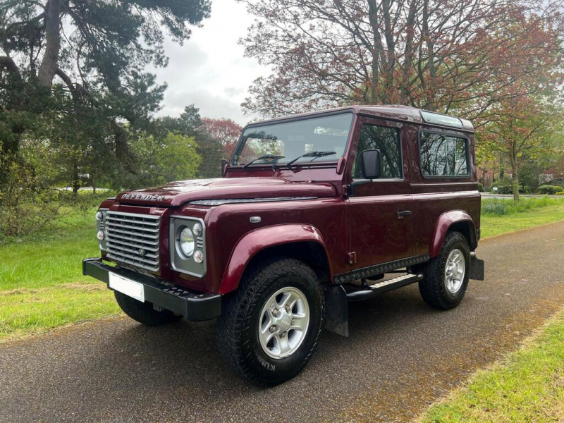 ランドローバーディフェンダー90SW 2.2Tdci XS 本革 純正Boostホイール 4人乗り 後期PUMAモデル Nox/Pm適合 3ナンバー クリアレンズ ブラックチェッカープレート プレミアムレザーシート  フルカーペット施工 前後マッドフラップ XSサイドランナー 背面タイヤ 並行輸入車 右ハンドル 記録簿付