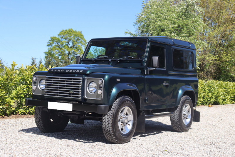 ランドローバーディフェンダー90SW 2.2Tdci XS 半革 純正ディアルフィニッシュAW 4人乗り 後期最終PUMAモデル AT換装済 NOX/PM適合 3ナンバー クリアレンズ   フルカーペット施工 前後マッドフラップ XSサイドランナー 背面タイヤ 並行輸入車 右ハンドル 記録簿付