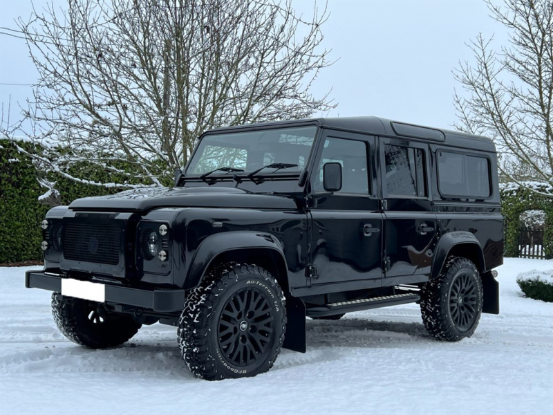 ランドローバーディフェンダー110SW 2.2Tdci XS 半革 KAHN18ブラックホイール 7人乗り Nox/Pm適合 3ナンバー KAHNフロントグリル LEDヘッドライト クリアLEDレンズ  前後マッドプラップ サイドランナー 背面タイヤ 並行輸入車 右ハンドル 記録簿付