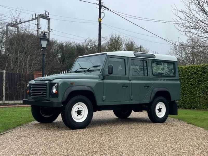 ランドローバーディフェンダー110SW 2.2Tdci ホワイトスチールホイール 7人乗り AT換装済 Nox/Pm適合 3ナンバー ホワイトルーフ マッドフラップ 背面タイヤ 並行輸入車 右ハンドル 記録簿付
