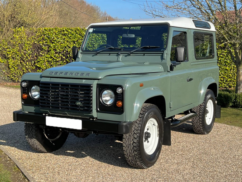 ランドローバーディフェンダー90SW 2.2Tdci ホワイトヘビーデューティーホイール  4人乗り Nox/Pm適合 3ナンバー登録 ホワイトルーフ 同色オーバーフェンダー 前後マッドフラップ サイドランナー 背面タイヤ 並行輸入車 右ハンドル 記録簿付