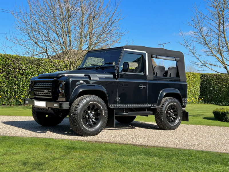 ランドローバーディフェンダー90PU 2.2Tdci ソフトトップコンバージョン 本革 6人乗り アドベンチャーグリル LEDバンパー sawtoothアルミホイール クリアレンズ サイドランナー 前後マッドフラップ 背面タイヤ 並行輸入車 右ハンドル 記録簿付