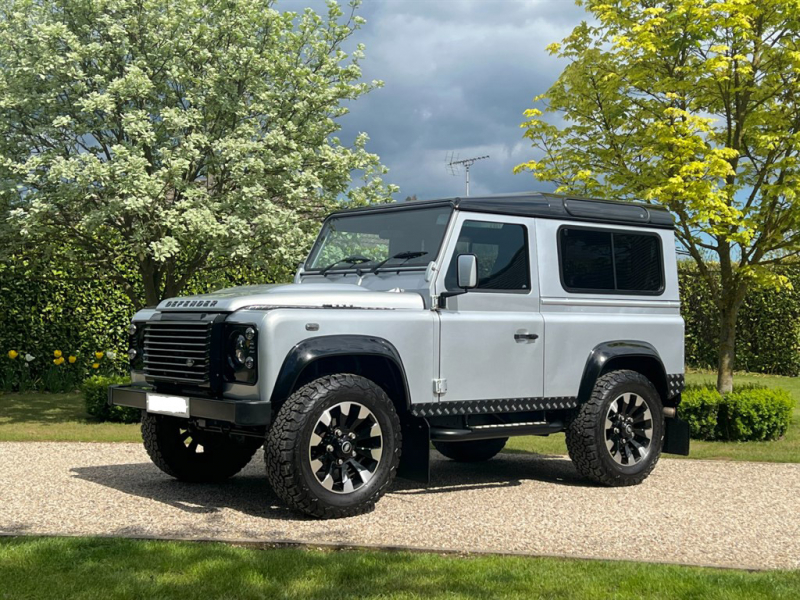 ランドローバーディフェンダー90SW 2.2Tdci XS プレミアムレザーシート sawatoothホイール 4人乗り NOX/PM適合 3ナンバー ブラックデザインパック LEDヘッドライト LEDクリアランプ アルカンターラ天張り サイドランナー 前後マッドフラップ 背面タイヤ 並行輸入車 右ハンドル 記録簿付