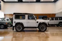 ランドローバー ディフェンダー 90SW WORKS V8 本革 純正Sawtoothホイール 4人乗り AT車両 70周年記念 特別限定車 150台限定 並行輸入車 右ハンドル 記録簿付の中古車