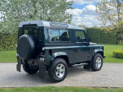 ランドローバー ディフェンダー 90SW 2.2Tdci XS 半革 デュアルフィニッシュAW 4人乗り Nox/Pm適合 3ナンバー シルバーパック  アルカンターラルーフライニング クリアレンズ リアNASランプ 前後マッドフラップ XSサイドランナー 背面タイヤ 並行輸入車 右ハンドル 記録簿付の中古車