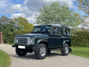 ランドローバー ディフェンダー 90SW 2.2Tdci XS 半革 デュアルフィニッシュAW 4人乗り Nox/Pm適合 3ナンバー シルバーパック  アルカンターラルーフライニング クリアレンズ リアNASランプ 前後マッドフラップ XSサイドランナー 背面タイヤ 並行輸入車 右ハンドル 記録簿付の中古車