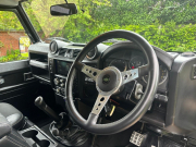 ランドローバー ディフェンダー 90SW 2.2Tdci XS 半革 Challengerブラックホイール 4人乗り Nox/Pm適合 3ナンバー SPECTRE仕様 2inchリフトUP ワイドフェンダー Aガード LED付ウインチバンパー LEDヘッドライト LEDランプ その他カスタム多数 並行輸入車 右ハンドル 記録簿付の中古車