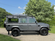 ランドローバー ディフェンダー 110SW 2.2Tdci XS 半革 ブラックSawtoothホイール 7人乗り Nox/Pm適合 3ナンバー Expeditionルーフラック クリアレンズ 前後マッドフラップ XSサイドランナー 背面タイヤ 並行輸入車 右ハンドル 記録簿付の中古車