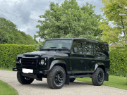 ランドローバー ディフェンダー 110UW 2.2Tdci XS 半革 ブラックSawtoothホイール 5人乗り Nox/Pm適合 3ナンバー BFG KO2タイヤ LEDバンパー LEDヘッドライト チェッカープレート KBXグリル スモークLEDレンズ 前後マッドフラップ  SVXサイドランナー 背面タイヤ 並行輸入車 右ハンドル 記録簿付の中古車