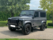 ランドローバー ディフェンダー 90SW 2.2Tdci XS 本革 SawtoothブラックAW 4人乗り Nox/Pm適合 3ナンバー ブラックコントラストルーフ プレミアムレザーシート アルカンターラヘッドライニング LEDヘッドライト LEDランプ アンダーガード  MOMOステアリング 2DINパネル XSサイドランナー 前後マッドフラップ 背面タイヤ 並行輸入車 右ハンドル 記録簿付の中古車
