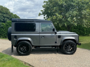 ランドローバー ディフェンダー 90SW 2.2Tdci XS 本革 SawtoothブラックAW 4人乗り Nox/Pm適合 3ナンバー ブラックコントラストルーフ プレミアムレザーシート アルカンターラヘッドライニング LEDヘッドライト LEDランプ アンダーガード  MOMOステアリング 2DINパネル XSサイドランナー 前後マッドフラップ 背面タイヤ 並行輸入車 右ハンドル 記録簿付の中古車