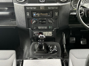 ランドローバー ディフェンダー 90SW 2.2Tdci XS BOWLERカスタム SVXレカロシート Lightweightアルミ 4人乗り Nox/Pm適合 3ナンバー Fast Roadサスペンション ECU Remap ロールゲージ LEDヘッドライト LEDランプ BOWLERパーツ多数  前後マッドフラップ 背面タイヤ 並行輸入車 右ハンドル 記録簿付の中古車