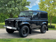 ランドローバー ディフェンダー 90SW 2.2Tdci XS 本革 Wolf Style同色ホイール 4人乗り Nox/Pm適合 3ナンバー ヘリテイジバンパー＆グリル フルートデザインレザーシート アルカンターラルーフライニング フルカーペットインテリア LEDヘッドライト LEDランプ XSサイドランナー 前後マッドフラップ 背面タイヤ 並行輸入車 右ハンドル 記録簿付の中古車