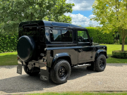 ランドローバー ディフェンダー 90SW 2.2Tdci XS 本革 Wolf Style同色ホイール 4人乗り Nox/Pm適合 3ナンバー ヘリテイジバンパー＆グリル フルートデザインレザーシート アルカンターラルーフライニング フルカーペットインテリア LEDヘッドライト LEDランプ XSサイドランナー 前後マッドフラップ 背面タイヤ 並行輸入車 右ハンドル 記録簿付の中古車