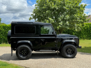 ランドローバー ディフェンダー 90SW 2.2Tdci XS 本革 Wolf Style同色ホイール 4人乗り Nox/Pm適合 3ナンバー ヘリテイジバンパー＆グリル フルートデザインレザーシート アルカンターラルーフライニング フルカーペットインテリア LEDヘッドライト LEDランプ XSサイドランナー 前後マッドフラップ 背面タイヤ 並行輸入車 右ハンドル 記録簿付の中古車
