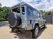 ランドローバー ディフェンダー 110SW 2.2Tdci XS 本革張替 純正デュアルフィニッシュAW 7人乗り AT換装済 Nox/Pm適合 3ナンバー LEDヘッドライト LEDレンズ 社外クルーズコントロールKIT アルカンターラルーフライニング 前後マッドフラップ XSサイドランナー 背面タイヤ 並行輸入車 右ハンドル 記録簿付の中古車