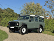 ランドローバー ディフェンダー 110SW 2.2Tdci 稀少SR付 ホワイトスチールホイール 5人乗り AT換装済 Nox/Pm適合 3ナンバー ホワイトルーフ  シュノーケル コールドクライメイトパック 前後マッドフラップ サイドランナー 背面タイヤ 並行輸入車 右ハンドル 記録簿付の中古車
