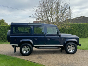 ランドローバー ディフェンダー 110SW 2.2Tdci XS 半革 デュアルフィニッシュAW 7人乗り Nox/Pm適合 実走行僅か5,200km フルカーペット施工 クリアレンズ 前後マッドフラップ XSサイドランナー 背面タイヤ 並行輸入車 右ハンドル 記録簿付の中古車